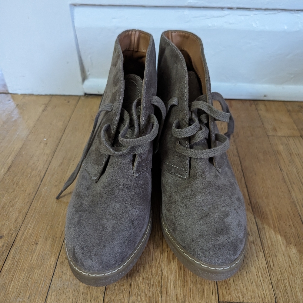 Chunky heel faux suede lace up booties sz7.5